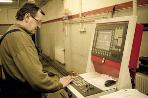 Operater CNC stroja za krivljenje cevi