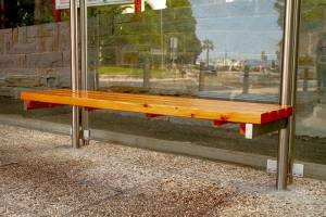 Lesena klop za avtobusno postajo